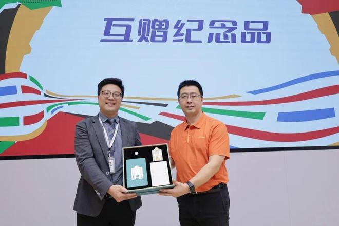 的体育博物馆”驶入上海民办圣华紫竹双语学校开元棋牌网站从“打球”到“懂球”!“移动(图2) 的体育博物馆”驶入上海民办圣华紫竹双语学校开元棋牌网站从“打球”到“懂球”!“移动(图2)